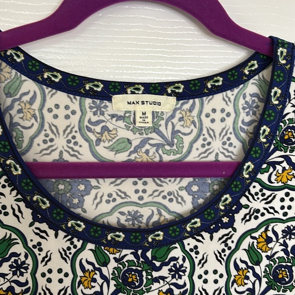 Max Studio Navy and yellow Medallion Sleeveless Shift Dress Flows and stretches - Picture 2 of 8